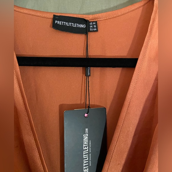 PrettyLittleThing RUST SATIN LONG SLEEVE WRAP DRESS - US-M - Picture 4 of 5